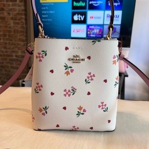 NWT Coach Small Town Bucket Bag With Heart Petal Print